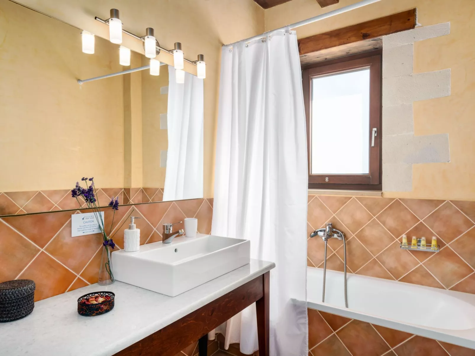 Villa aus Stein, privater Pool, BBQ 30m zum Strand-Drinnen