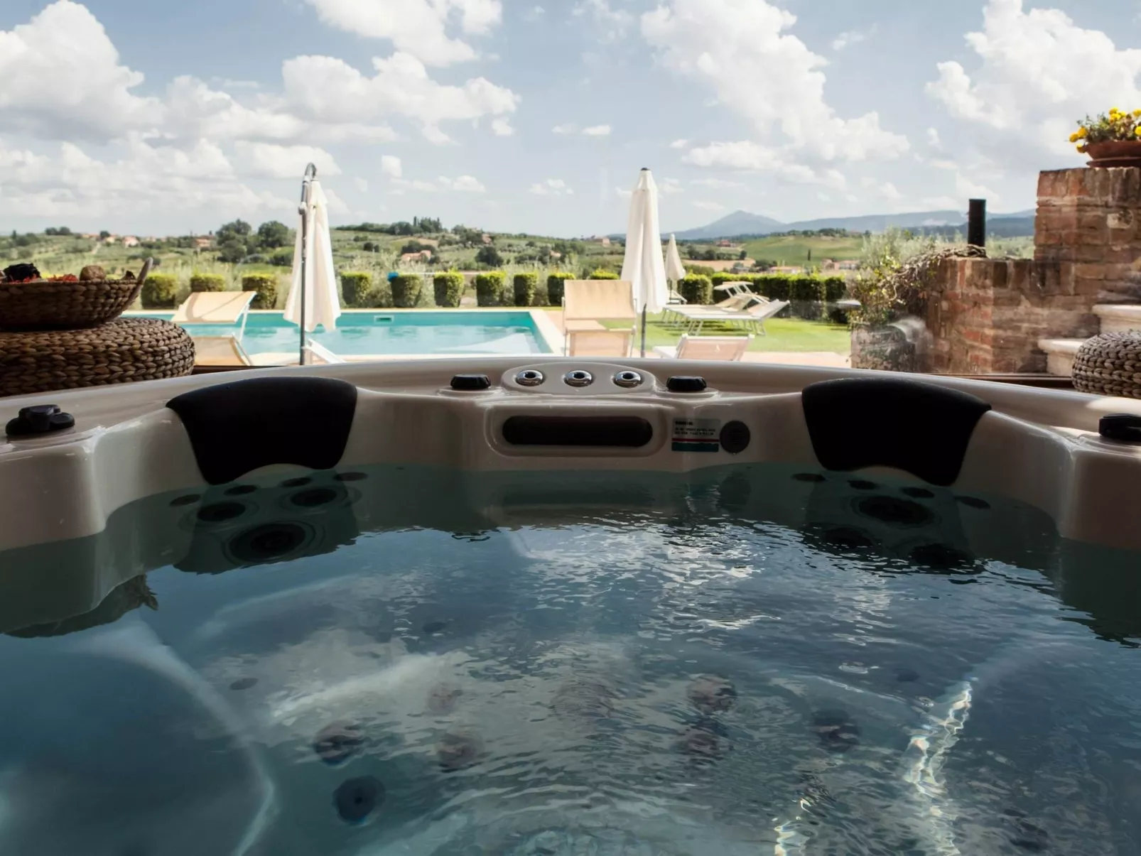 Sanguineto' Wohnung mit Schwimmbad-Draußen