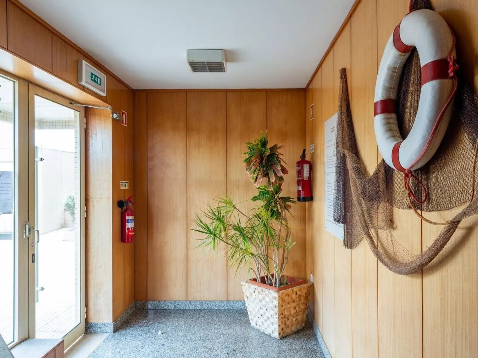 Meerblick First Line mit 2 Pools 5-Drinnen