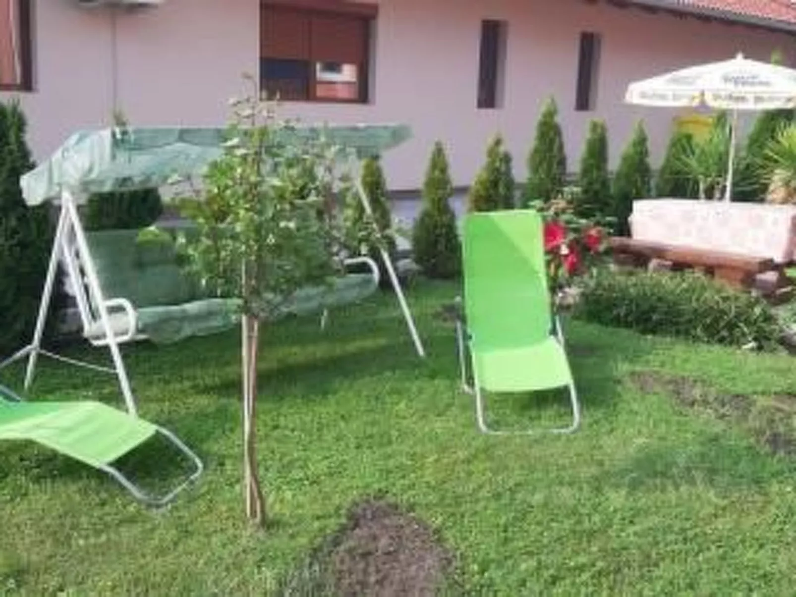 Mit Terrasse, Garten und Grill-Outside