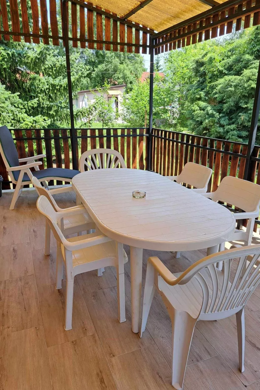 Mit eigenem Parkplatz-Dehors