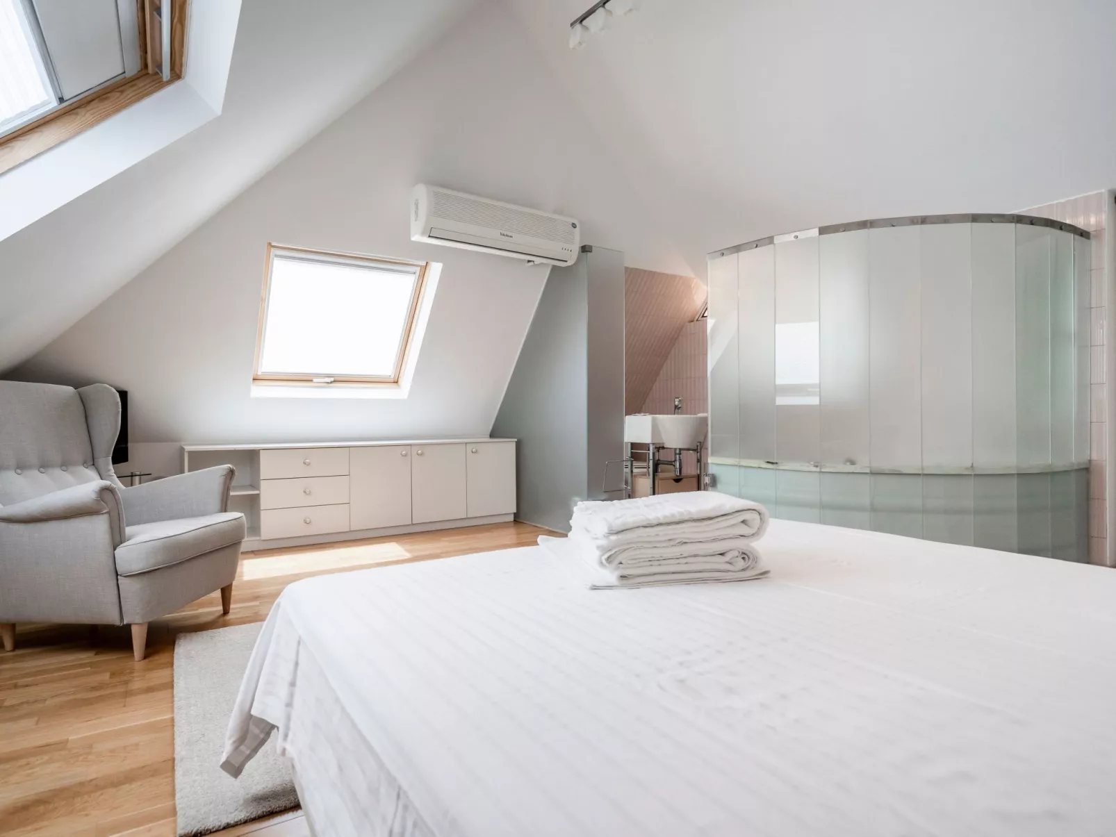 Haus am Flussufer-Image-tags.info