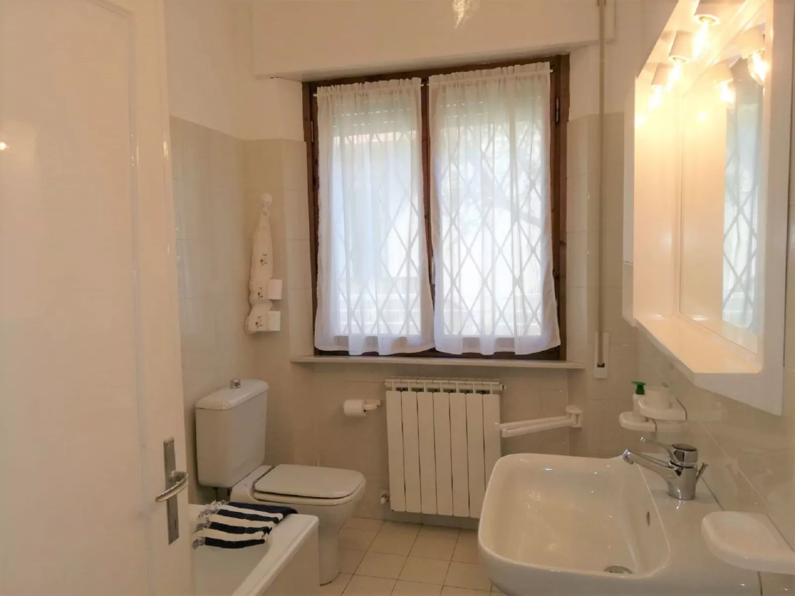 Ferienvilla mit Garten, Grill und Terrasse-Drinnen