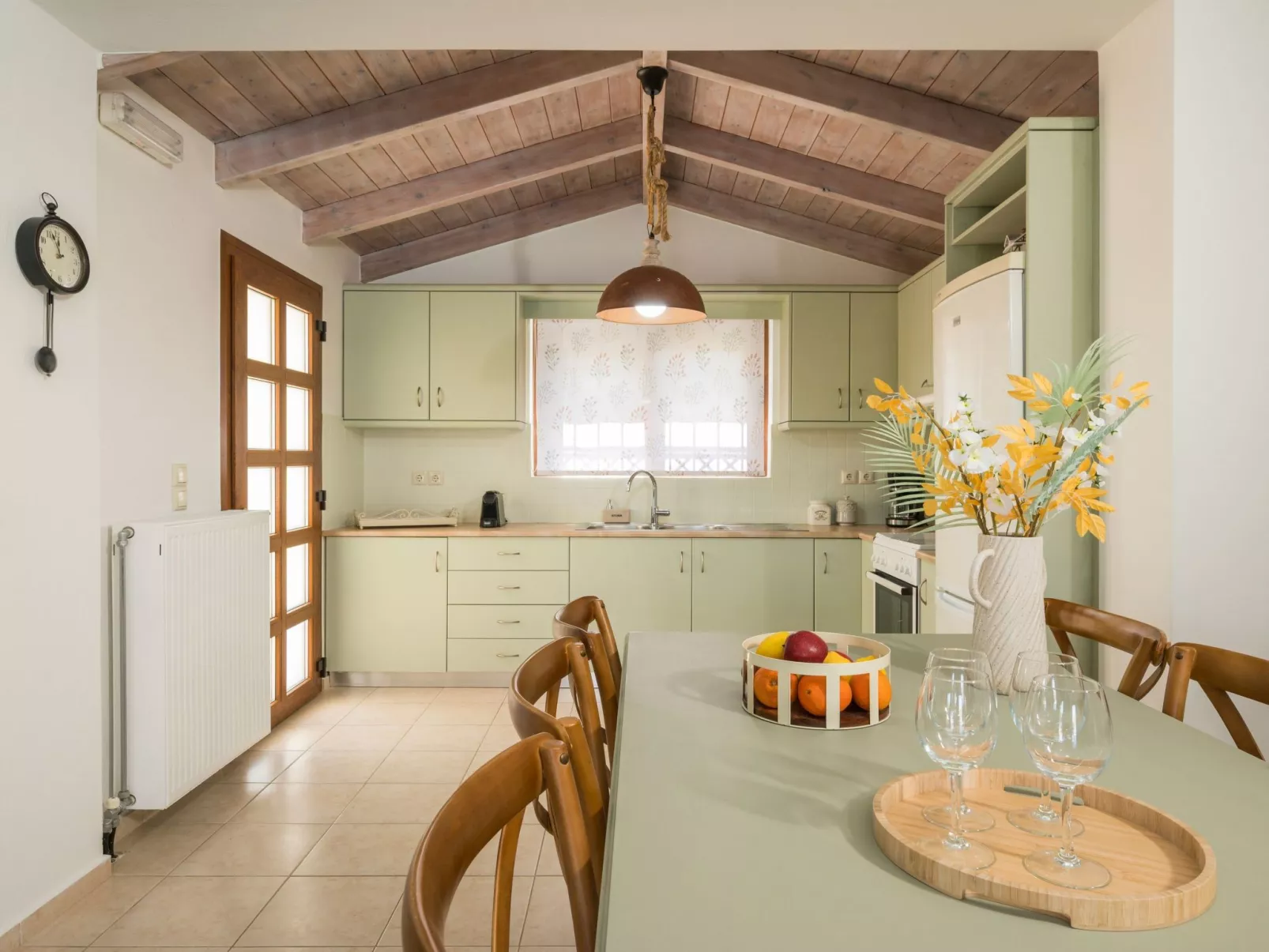 Wunderschöne Villa mit Seeblick und Pool in der Nähe von Restaurants-Dedans