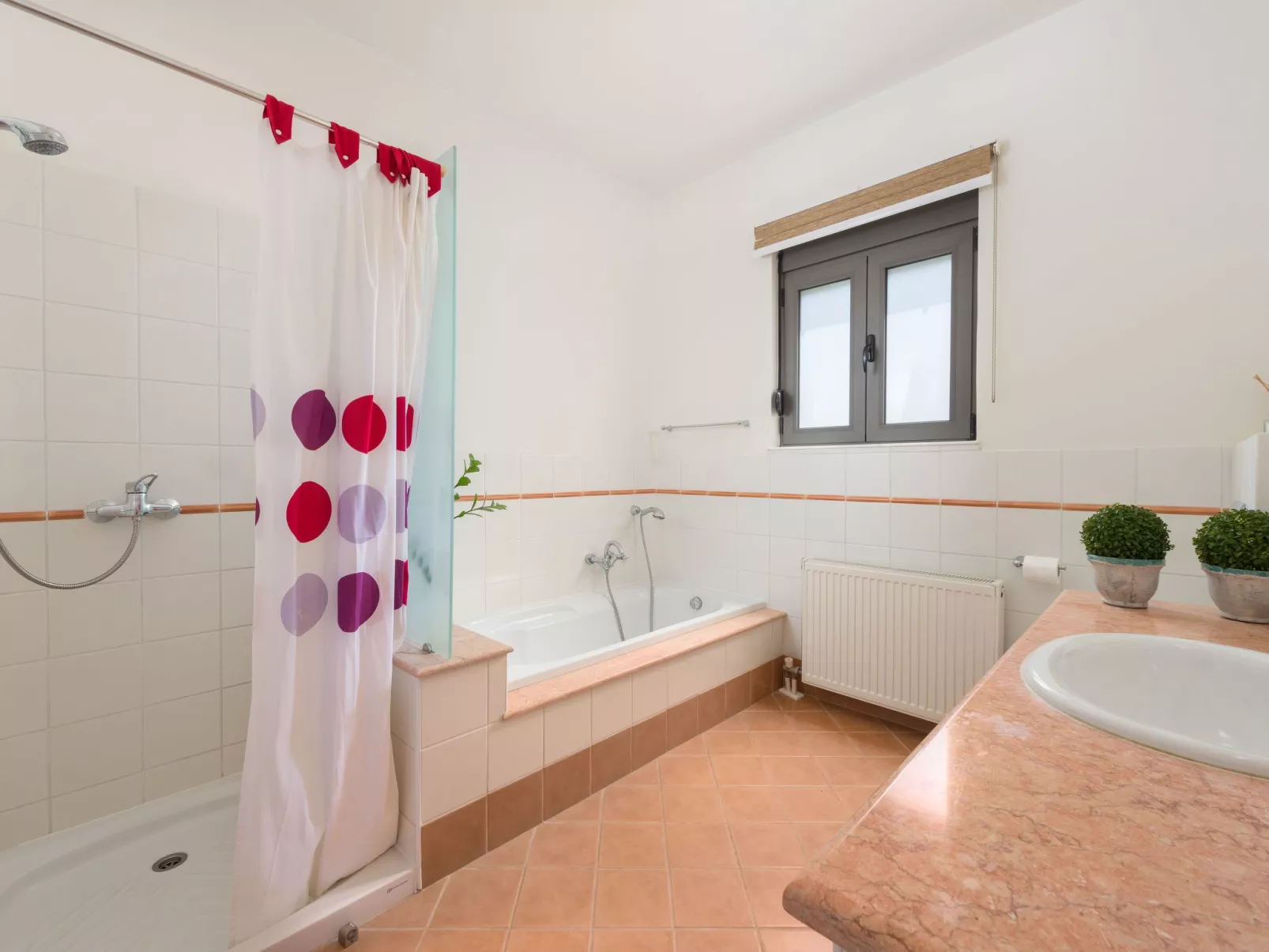 In Sgourou mit Parkplatz, Blick ins Grüne-Dedans