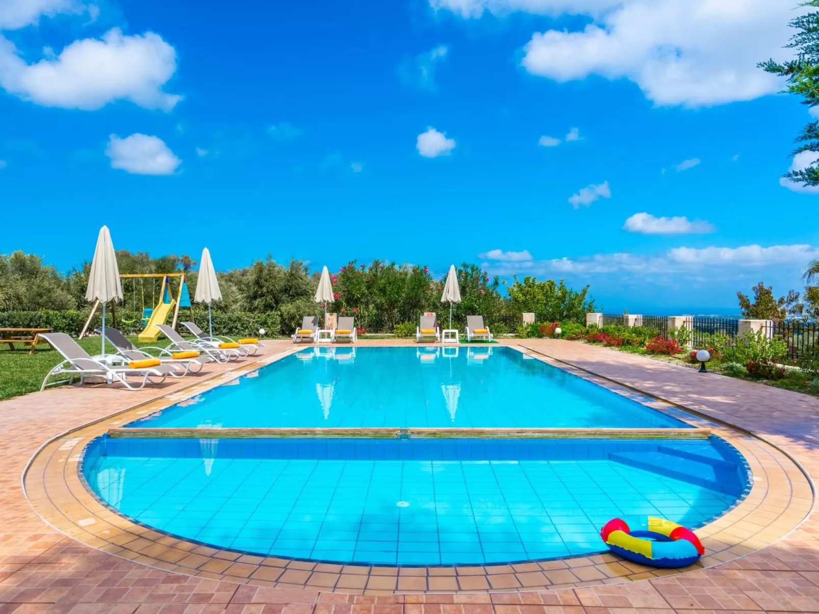 Familienvilla mit privatem Pool, Spielplatz und BBQ-Image-tags.info