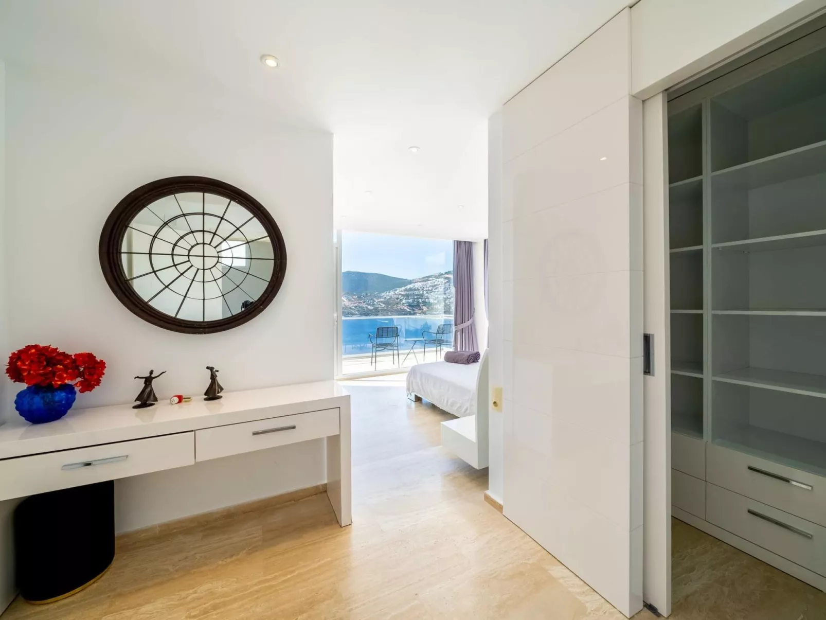 Große Villa direkt am Meer mit Infinitypool-Drinnen