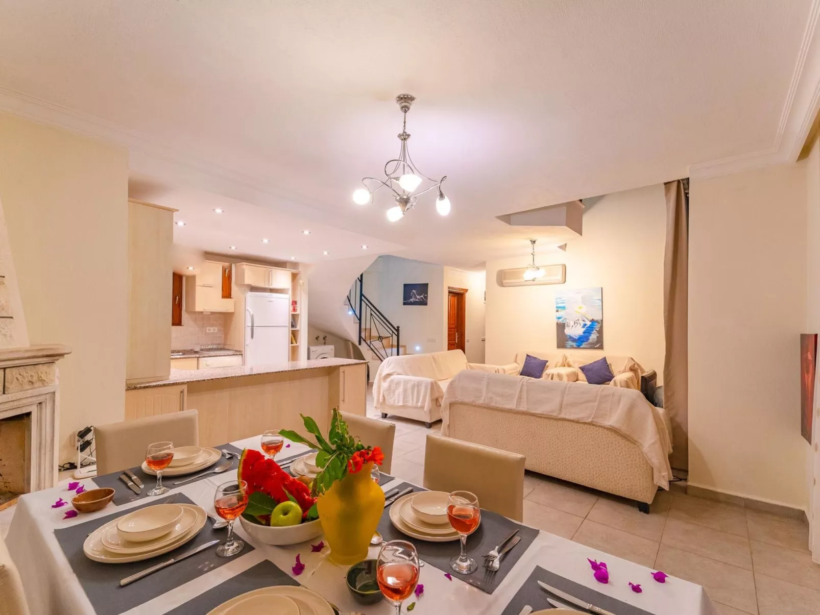 Villa aus Naturstein für 8 im Zentrum von Kalkan-Inside