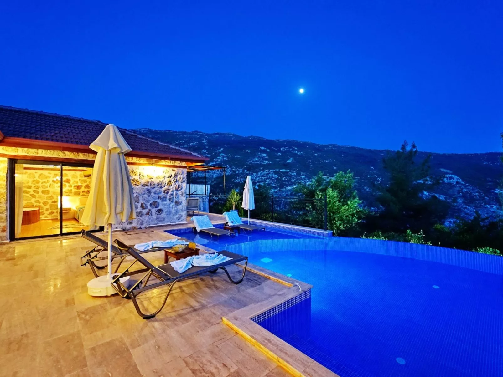 Rustikale Natursteinvilla mit Bergblick in Kalkan-Image-tags.info