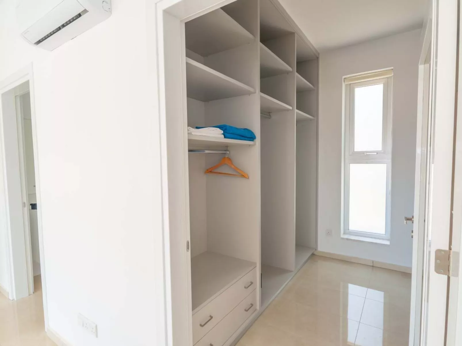 Luxuriöse Villa mit 4 Schlafzimmern, Pool und Whirlpool-Drinnen