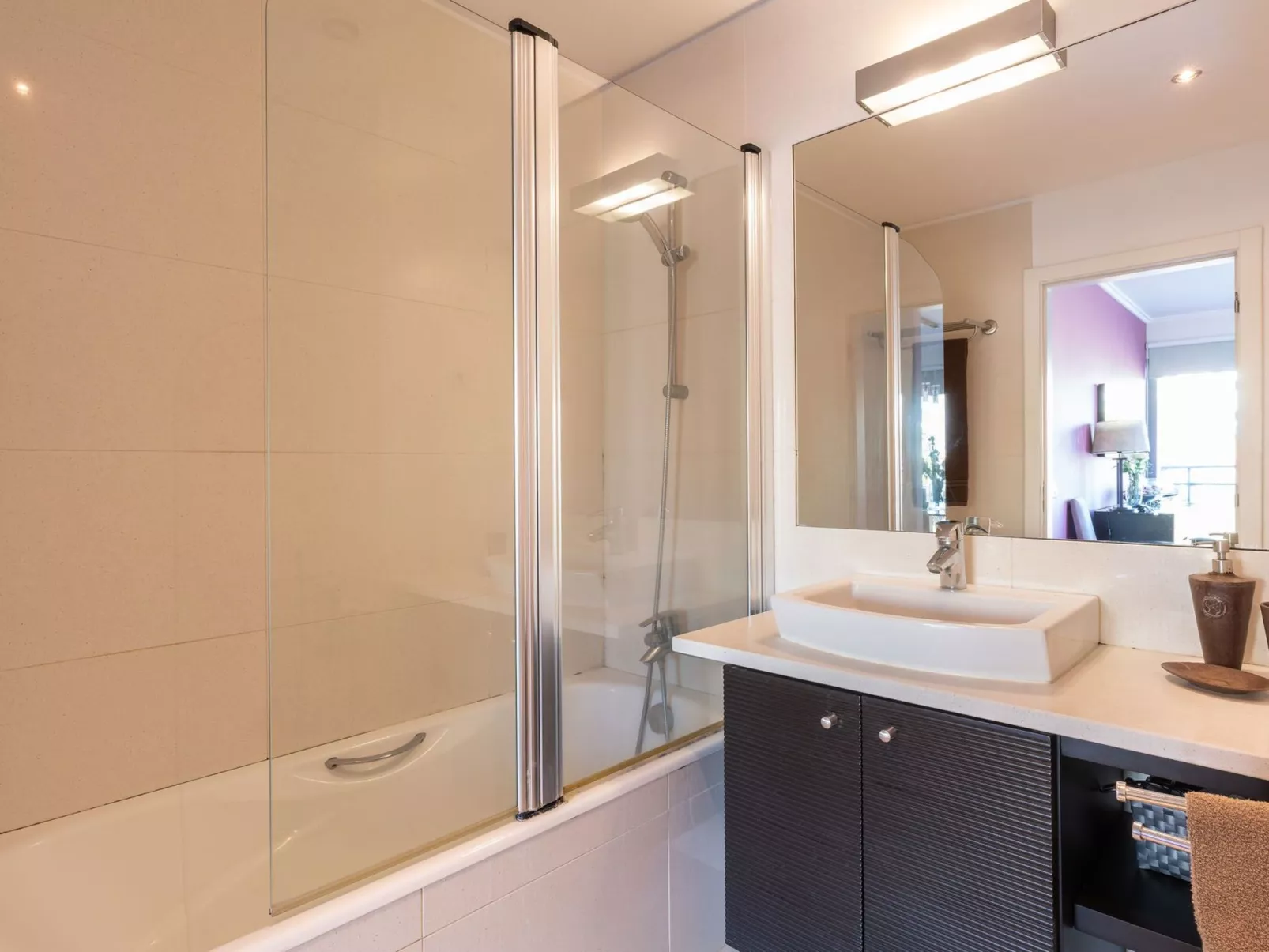 Eine moderne Wohnung in hervorragender Lage.-Drinnen