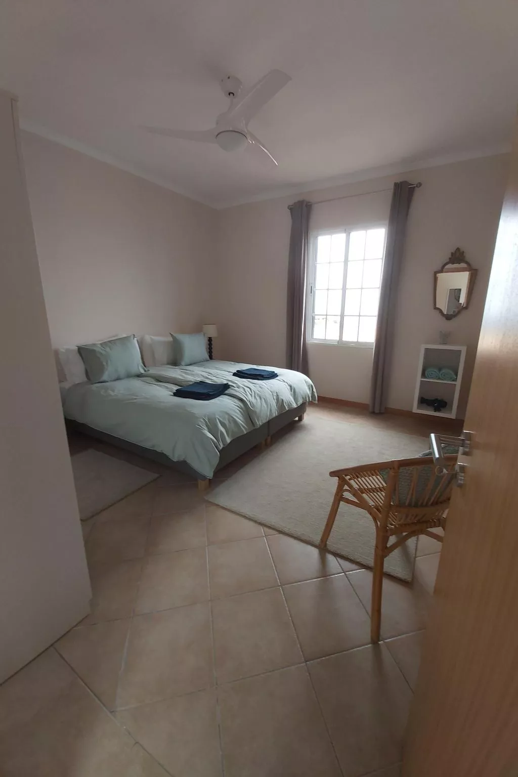 Cottage aus Stein mit Blick auf das Wasser-Dedans