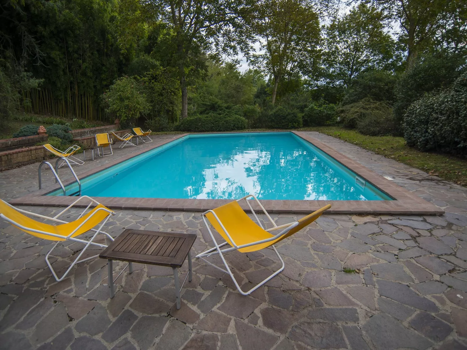 Komfortable Unterkunft in einem Schloss, Schwimmbad-Dehors