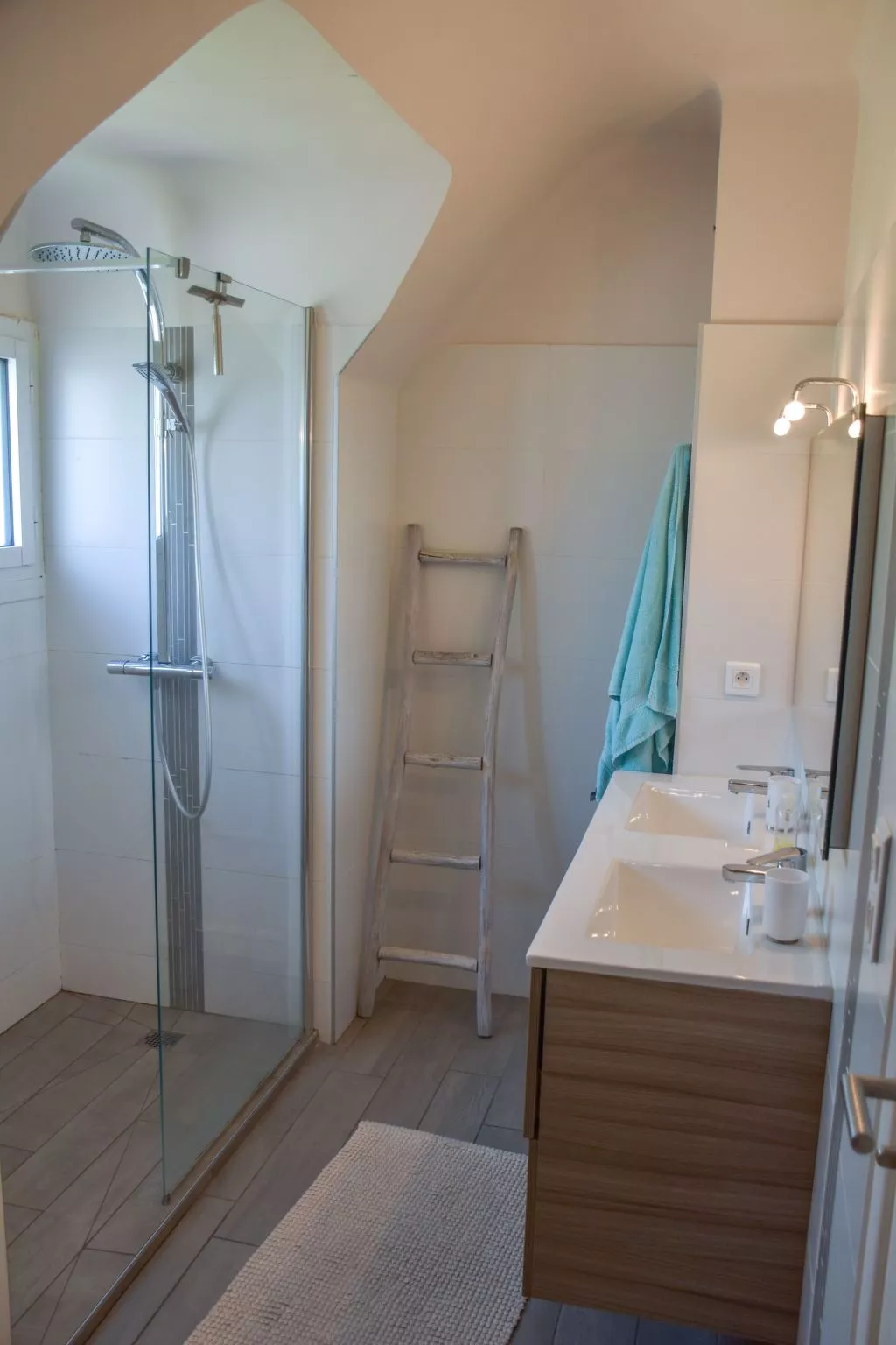 Villa mit großem Grundstück direkt am Mer-Drinnen