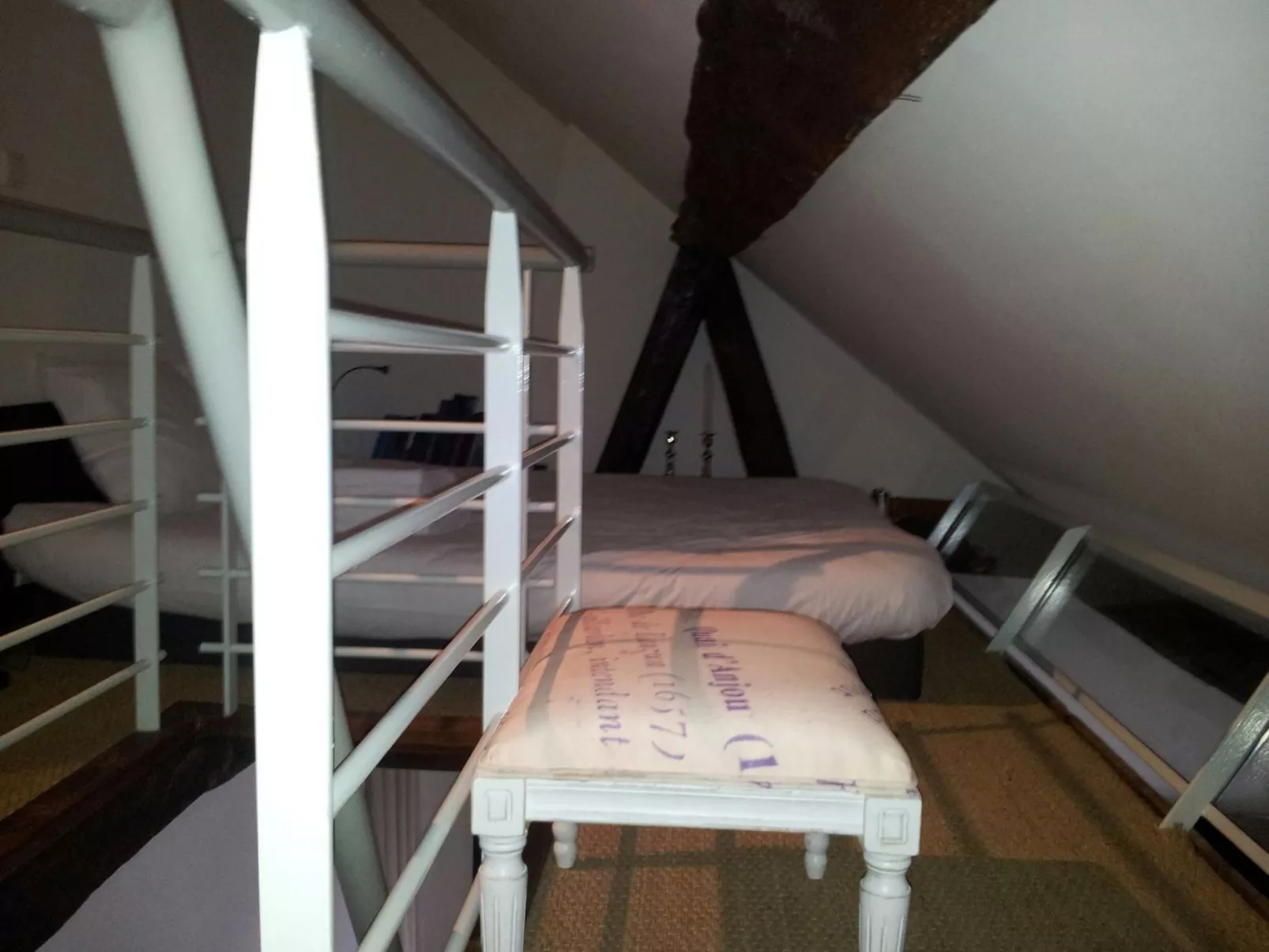 Schöner romantischer Blick auf die Seine-Drinnen