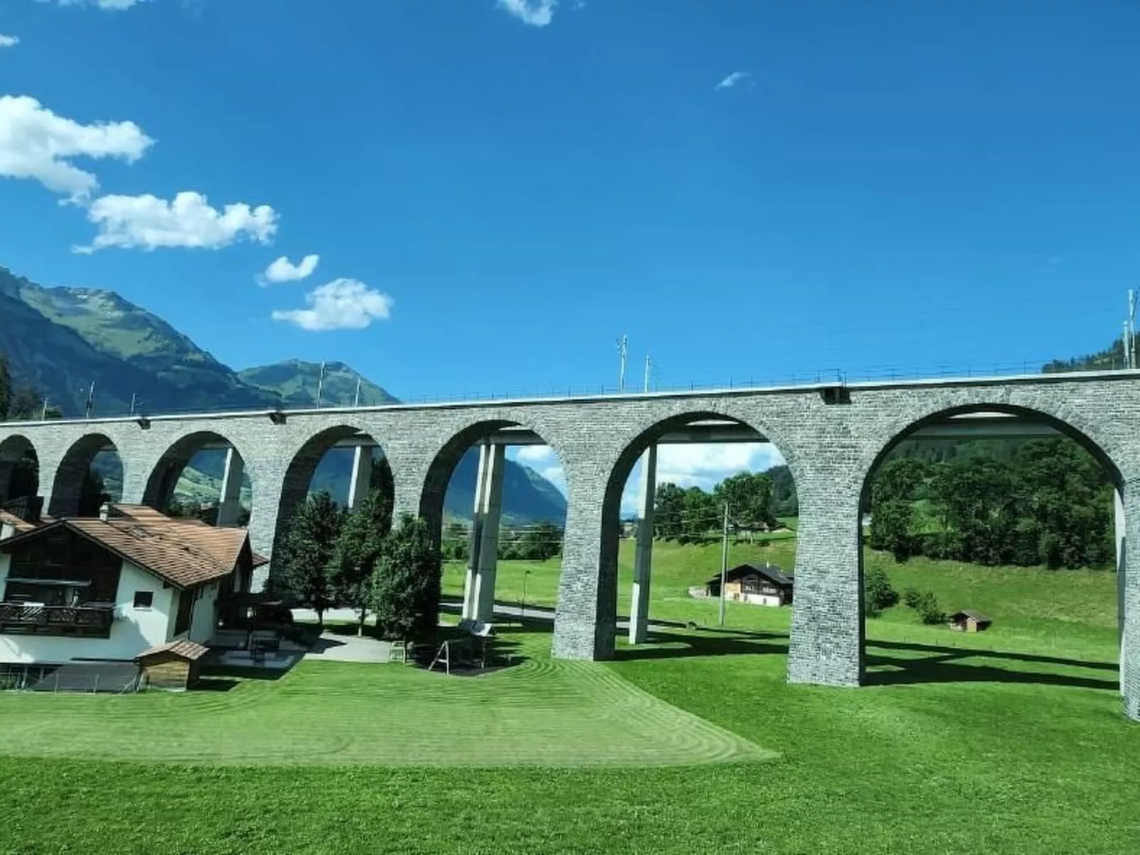 Neue 2.5- Zimmer Ferienwohnung im dreigenerationen Bauernhaus-Dehors