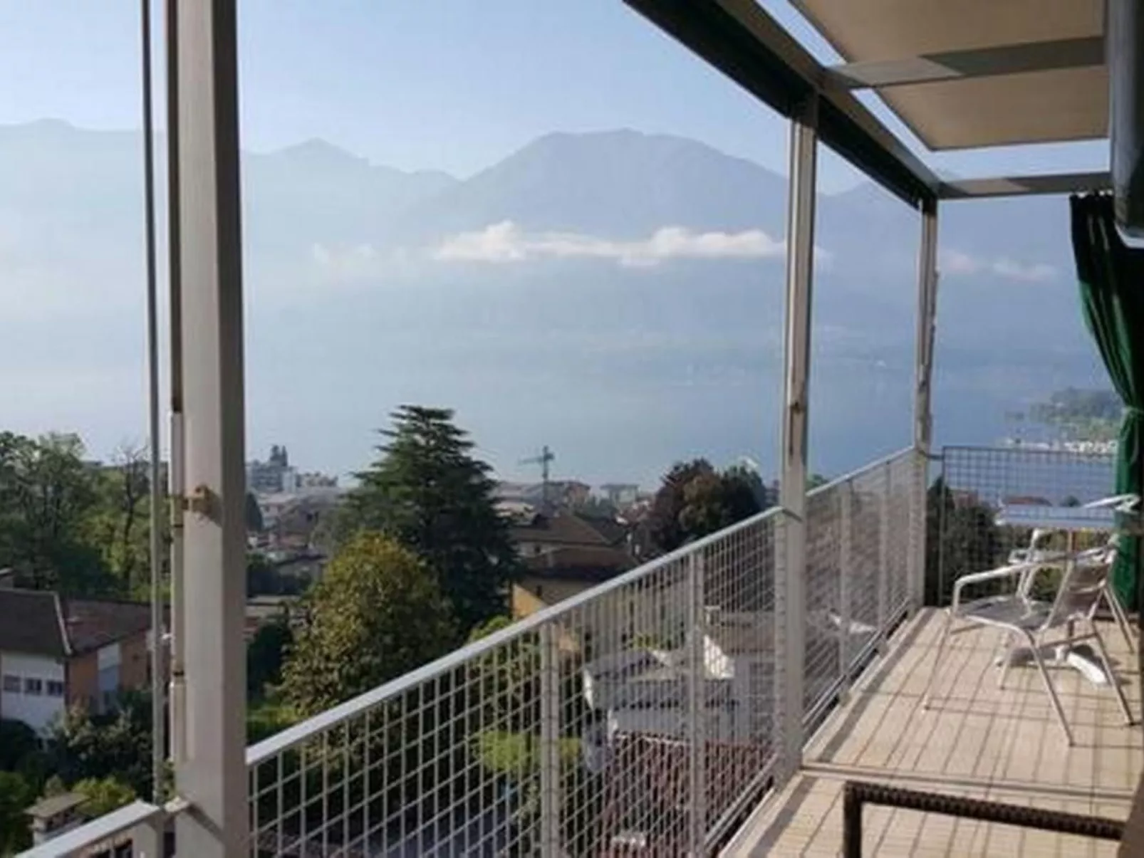 Mit Panorama-Sicht und Schwimmbad-Outside