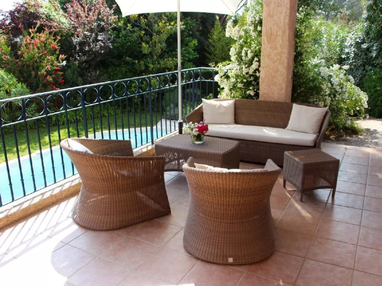 Charmante Villa mit Pool und Golfplatz-Inside