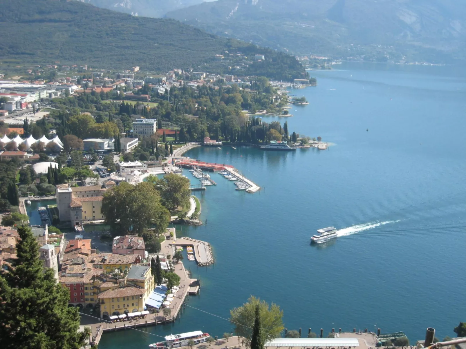 Schönes Dachgeschosszimmer mit großem Balkon BV5-Outside