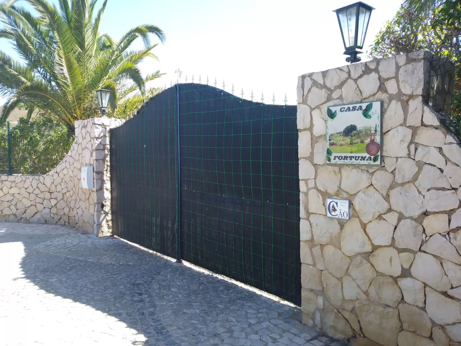 Mit Terrasse und Gemeinschaftspool-Outside