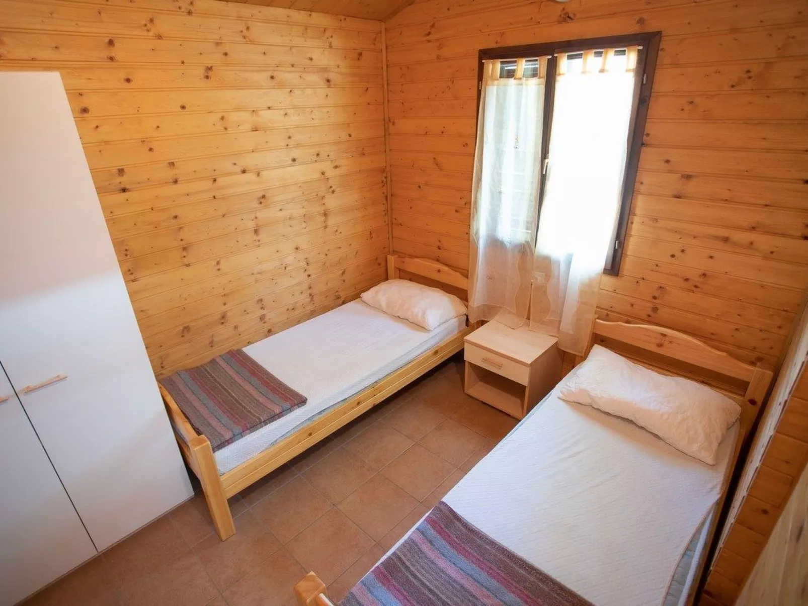 Bungalow aus Holz mit Veranda und nah am Strand.-Dedans