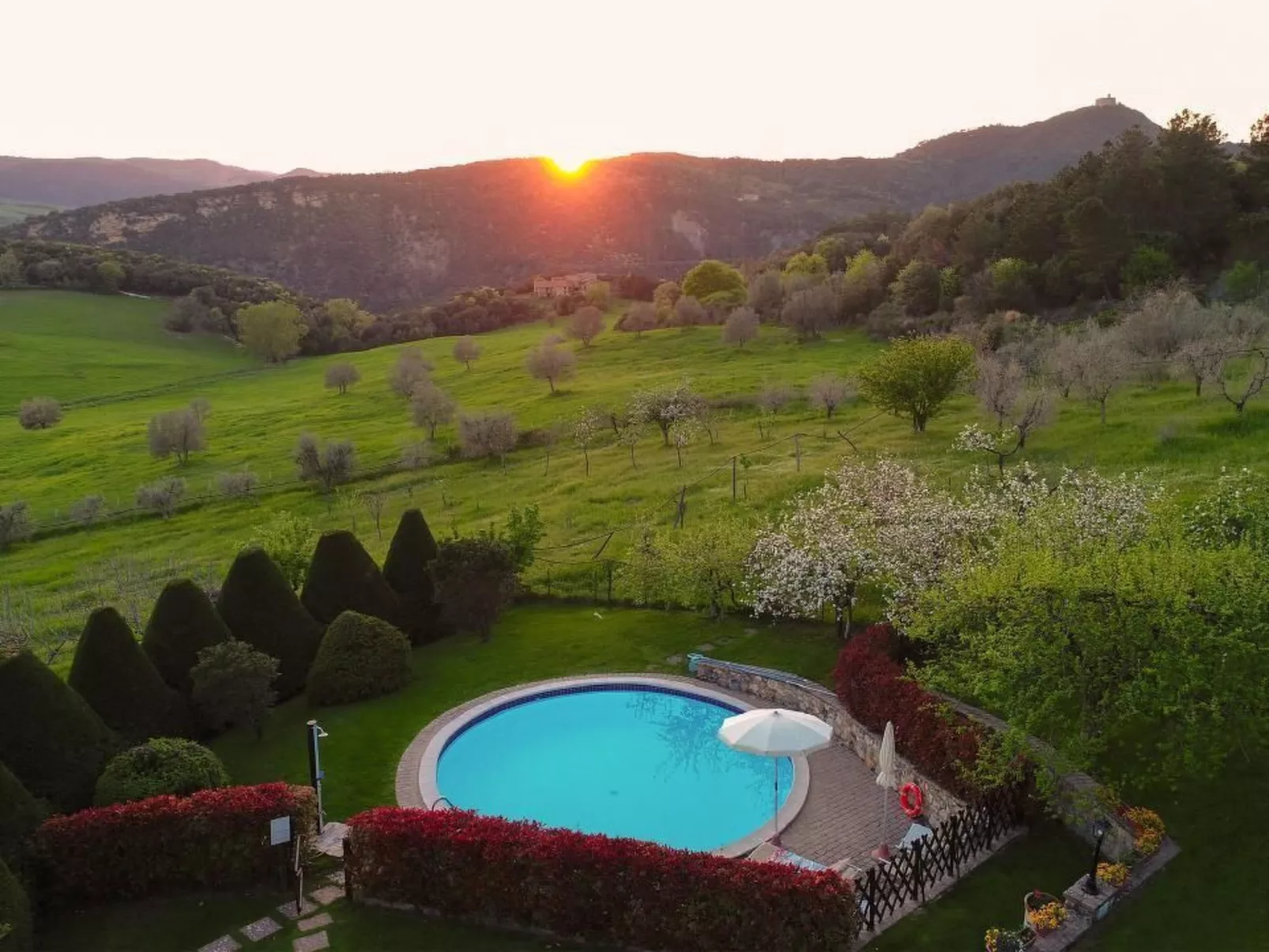 Anwesen "Toskanische Villa" mit privatem Pool-Draußen