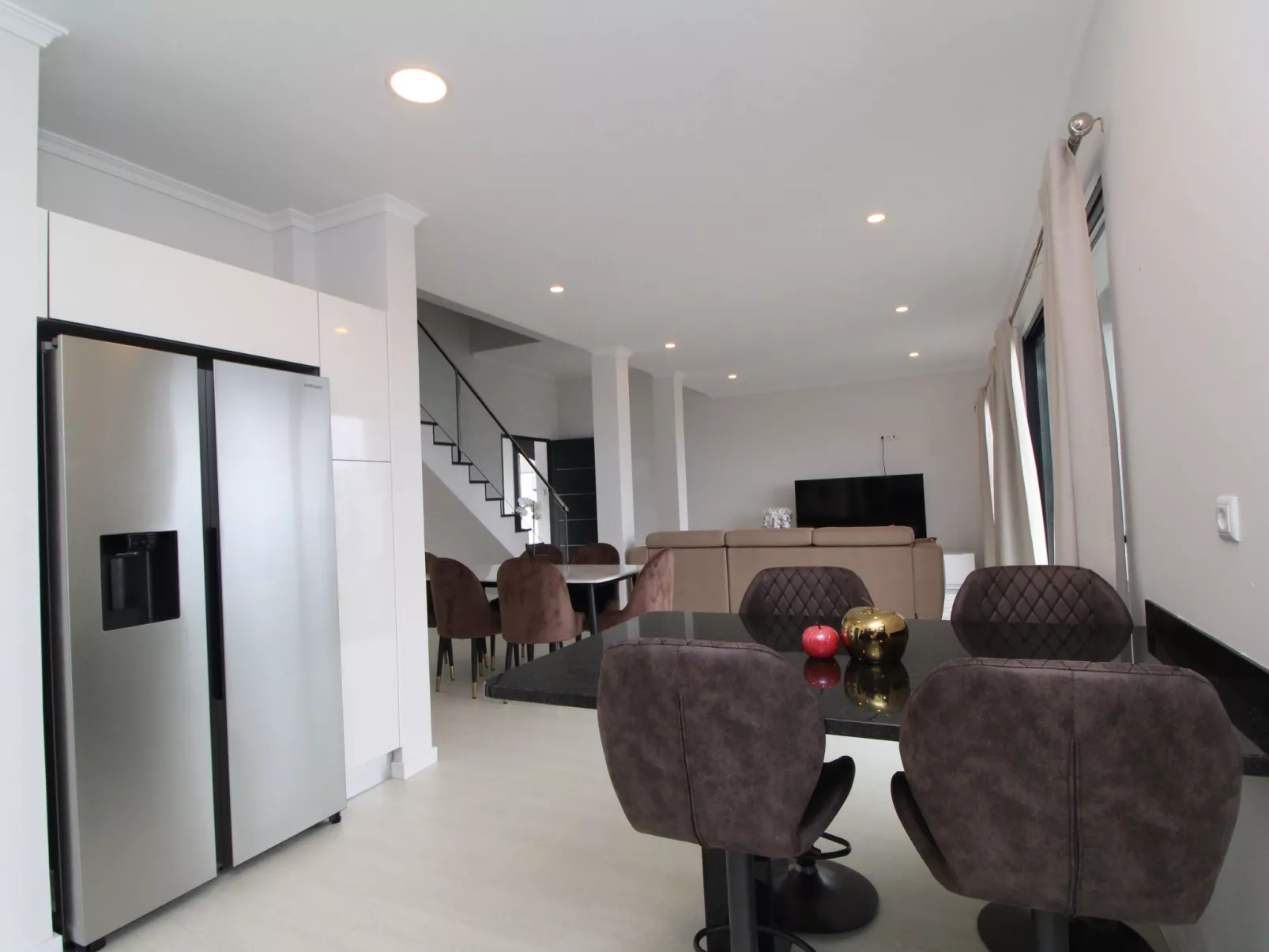 Ferienvilla mit eigenem Pool-Dedans