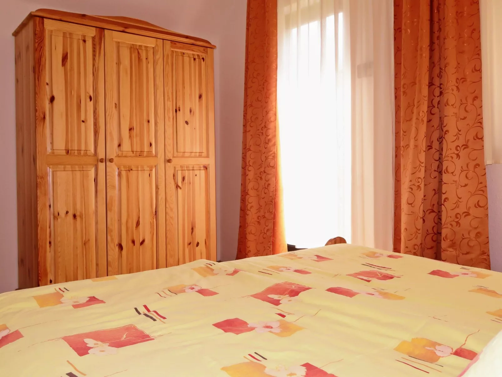 Stimmungsvolle Ferienwohnung mit großem Garten-Dedans