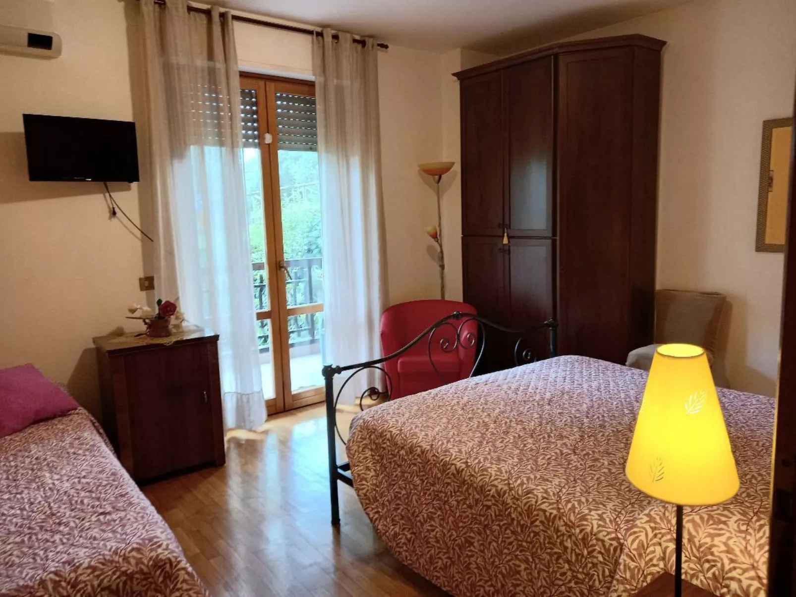 NICE LITTLE FLAT IN THE  GREENERY  IN PERUGIA-Image-tags.info