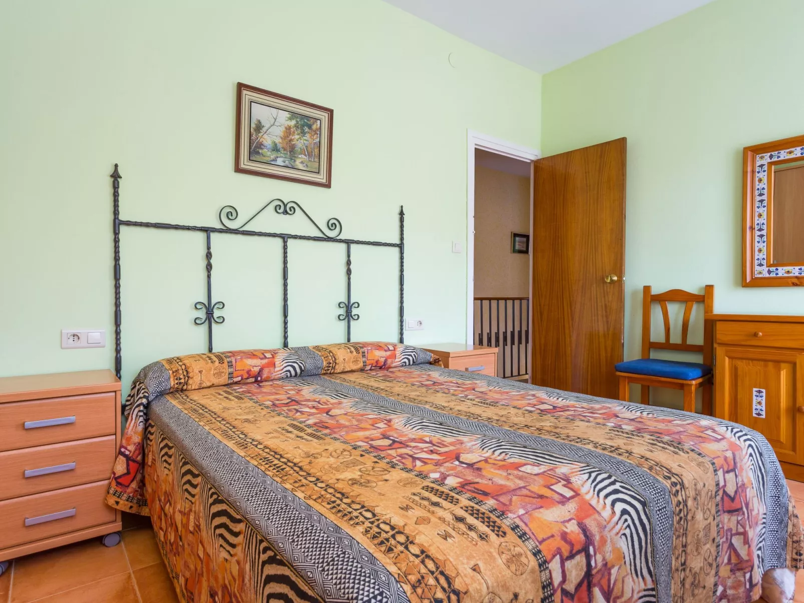 Großes Haus mit Schwimmbad und Barbecue-Drinnen