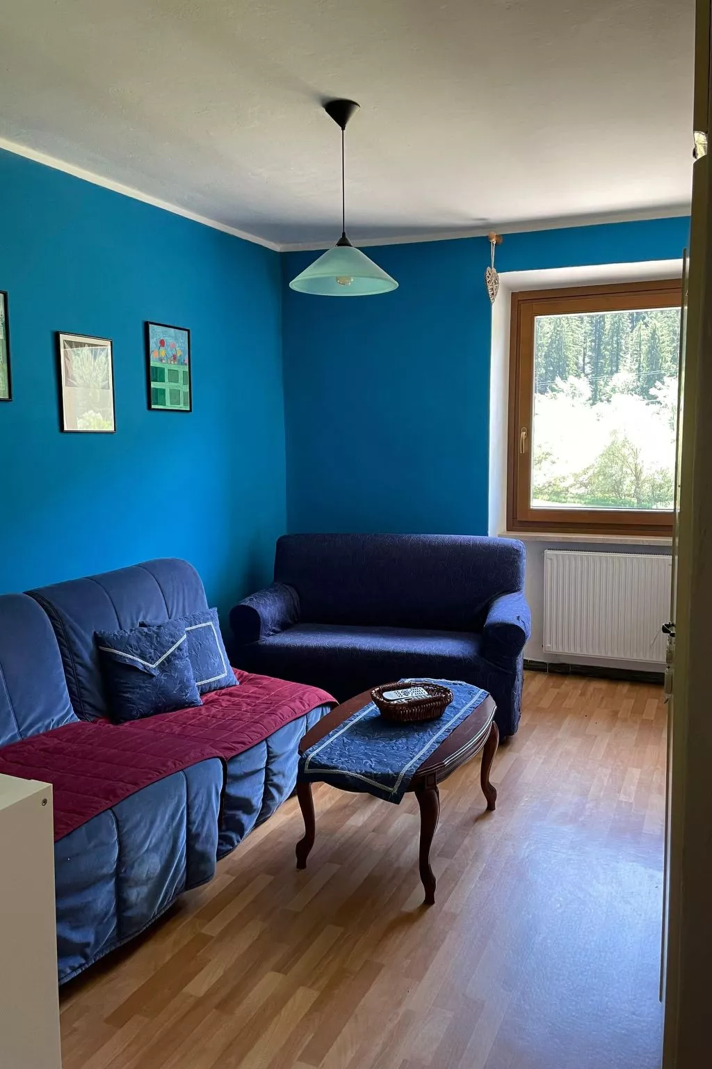 Gesegnet wie Frösche auf einem Seerosenblatt-Drinnen