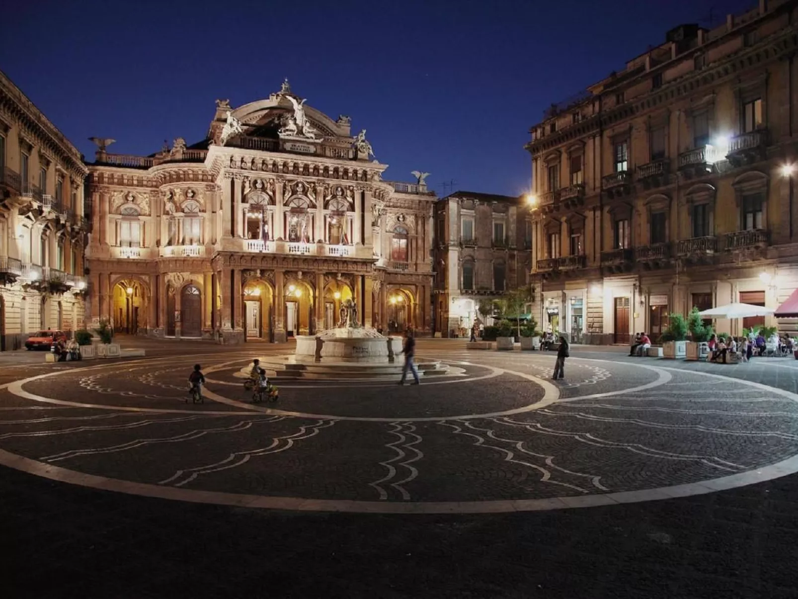 Mit privater Terrasse-Outside