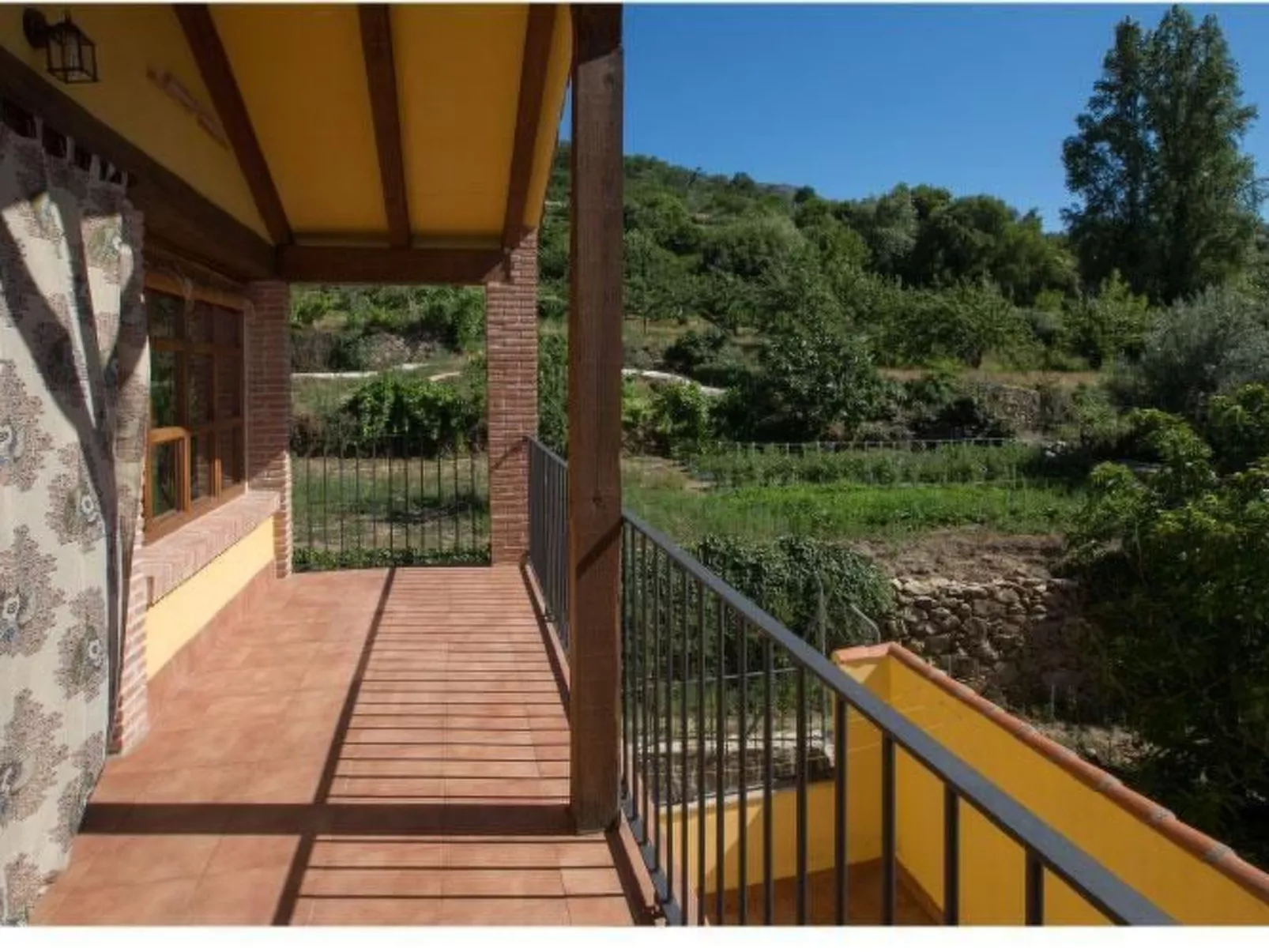 Natürlicher Urlaub in einem Ferienhaus mit Garten und Terrasse-Outside