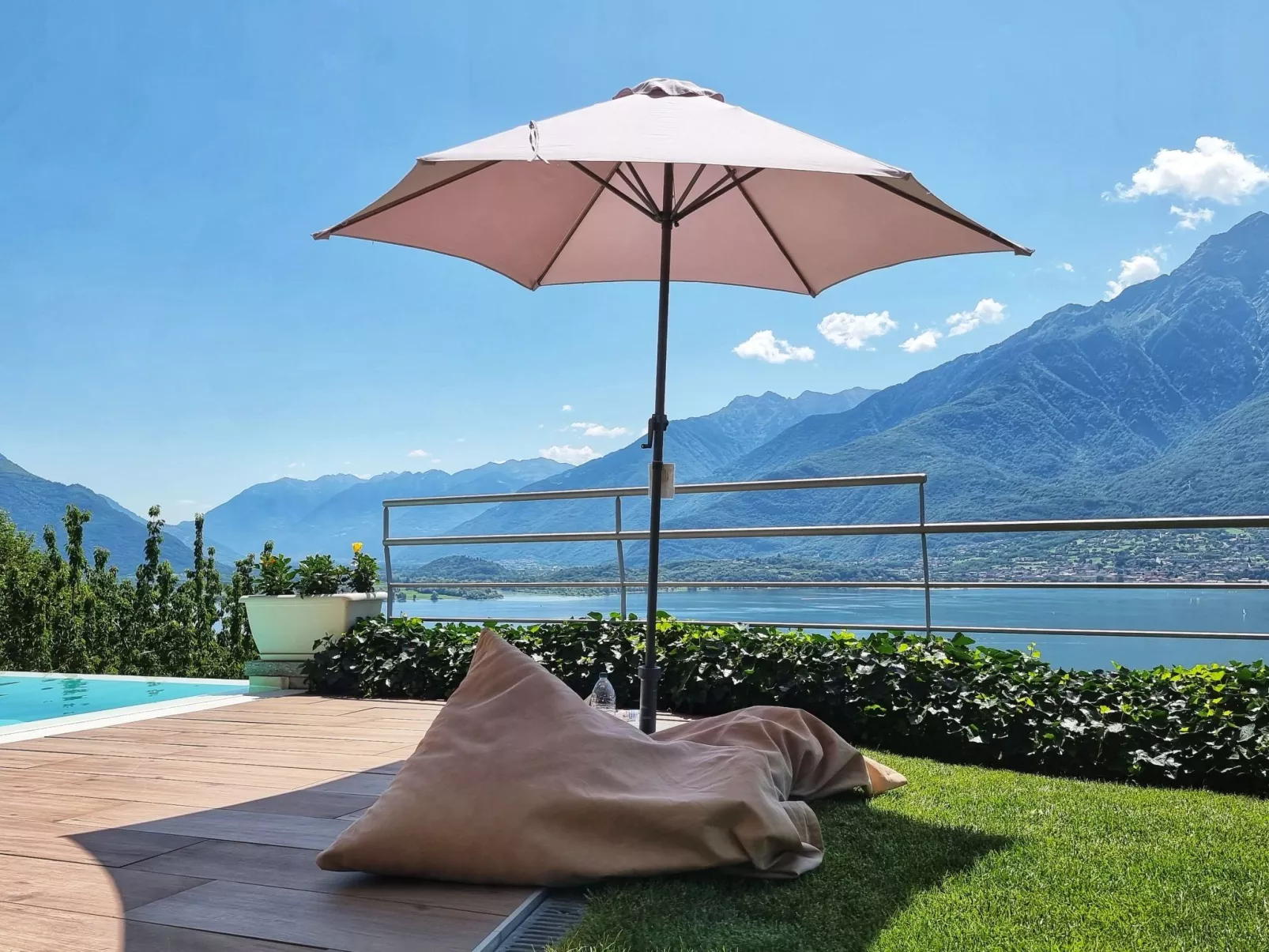 Wohnung mit Schwimmbad und fantastischem Seeblick-Dehors