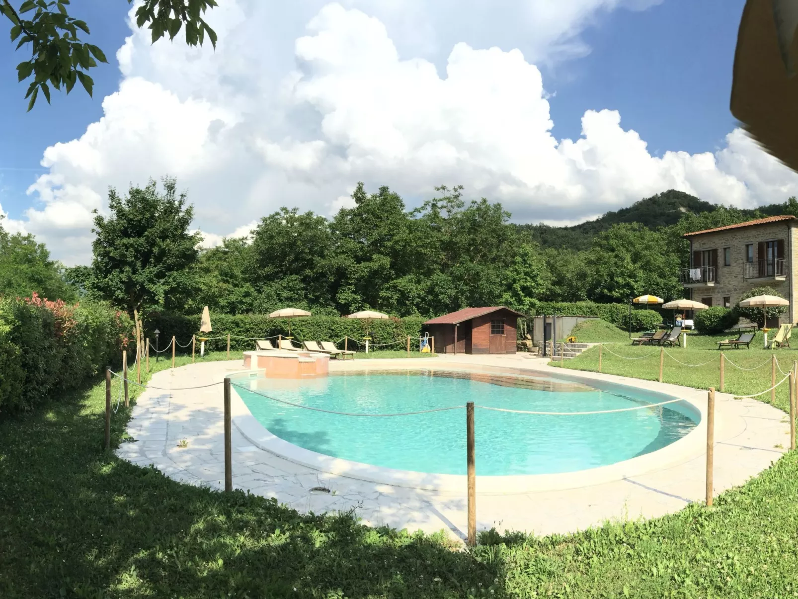 Unterkunft in einer Höhle mit Whirlpool-Outside