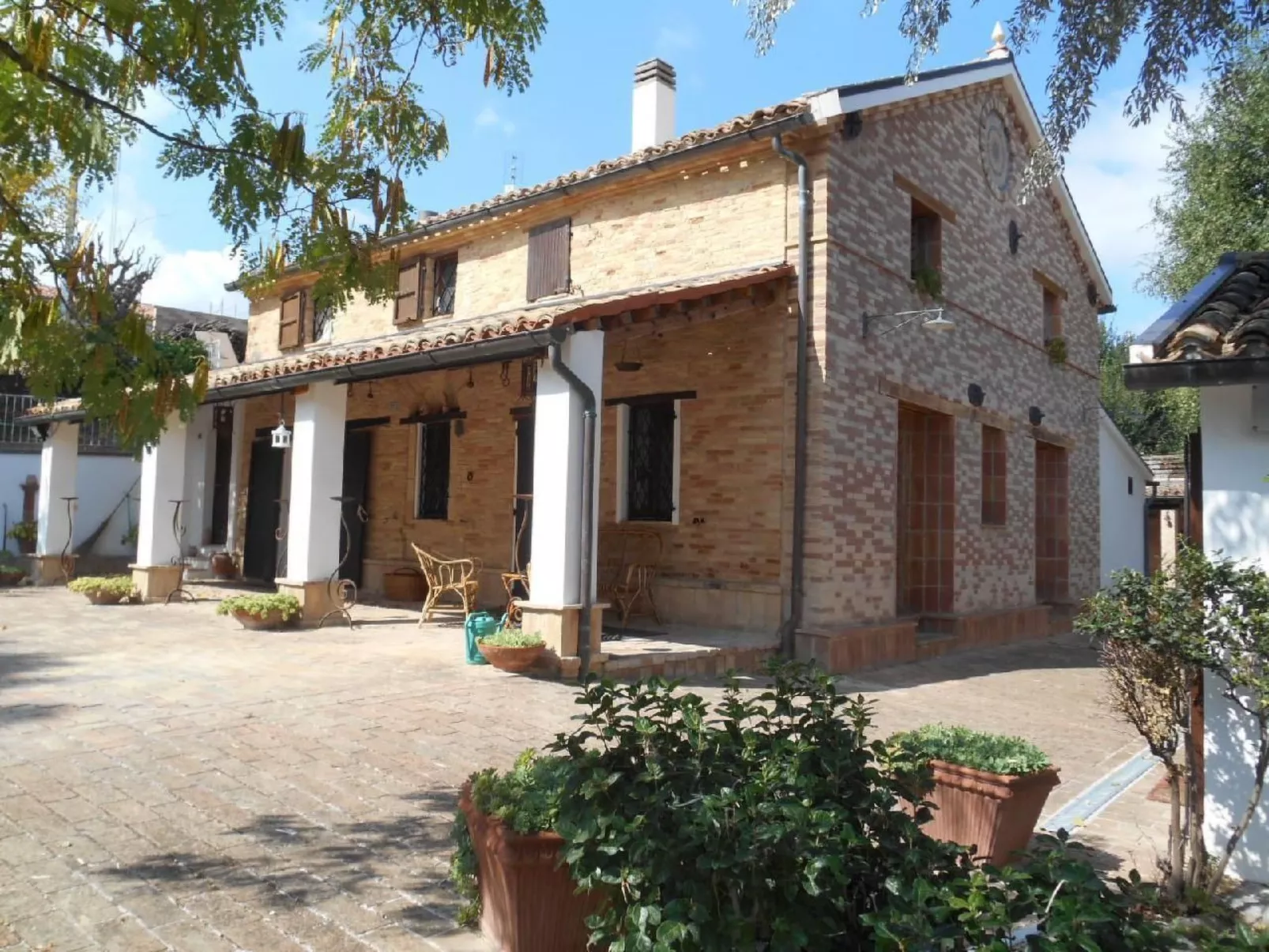 OWL Apartment - Pool - Ansichten - Kunst-Dehors