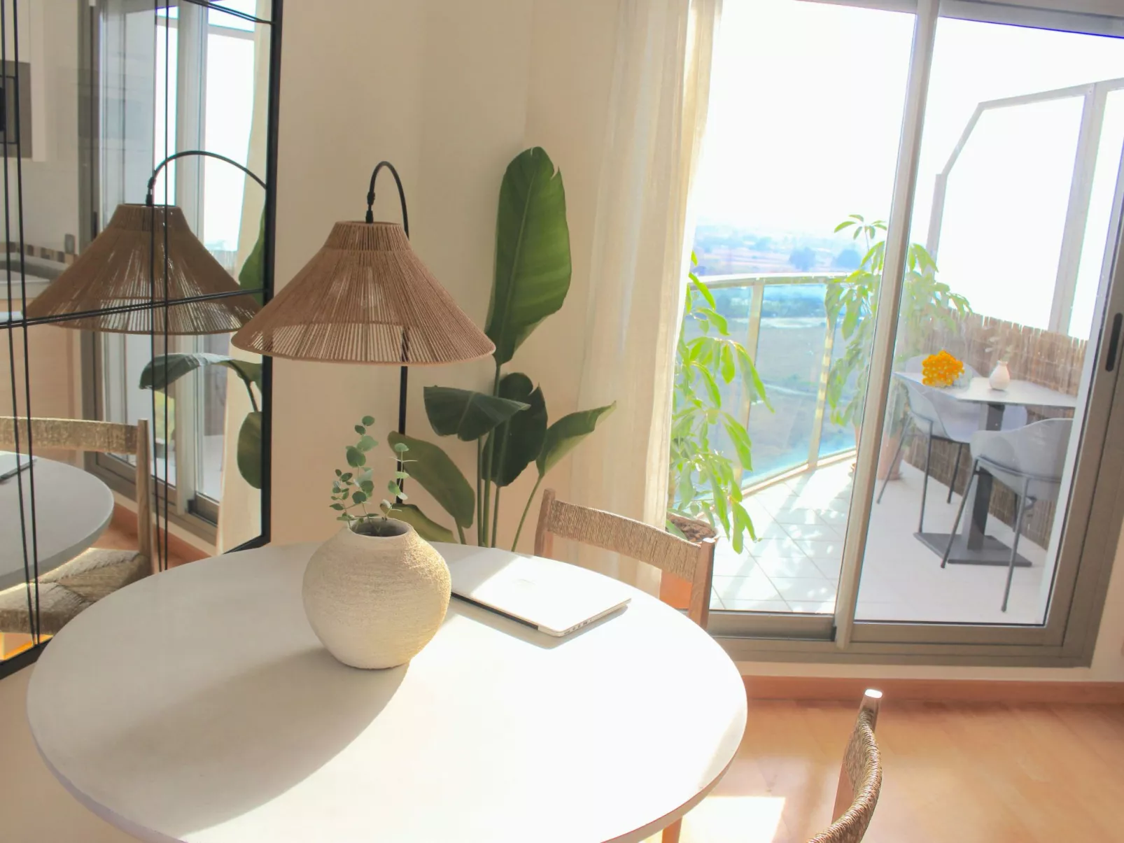 Luxuriöse Wohnung mit 1 Schlafzimmer, Balkon und Pool-Dedans