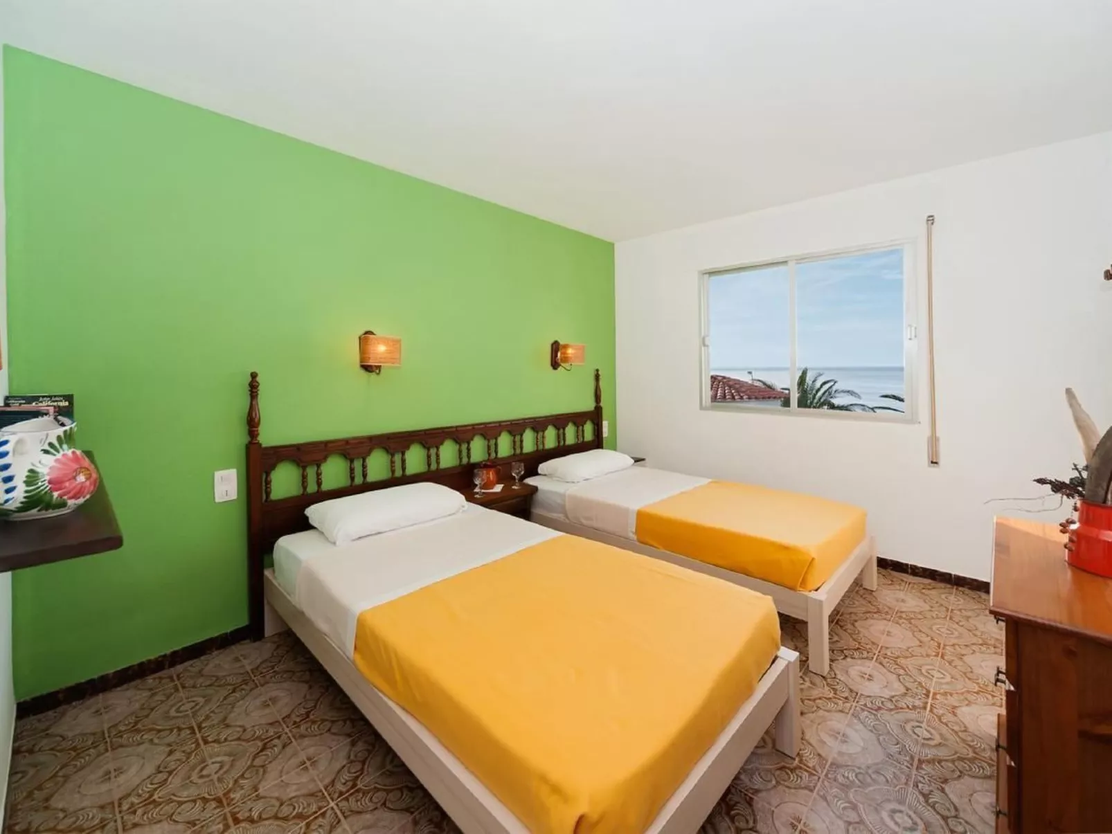 Mit Blick auf das Wasser-Dedans