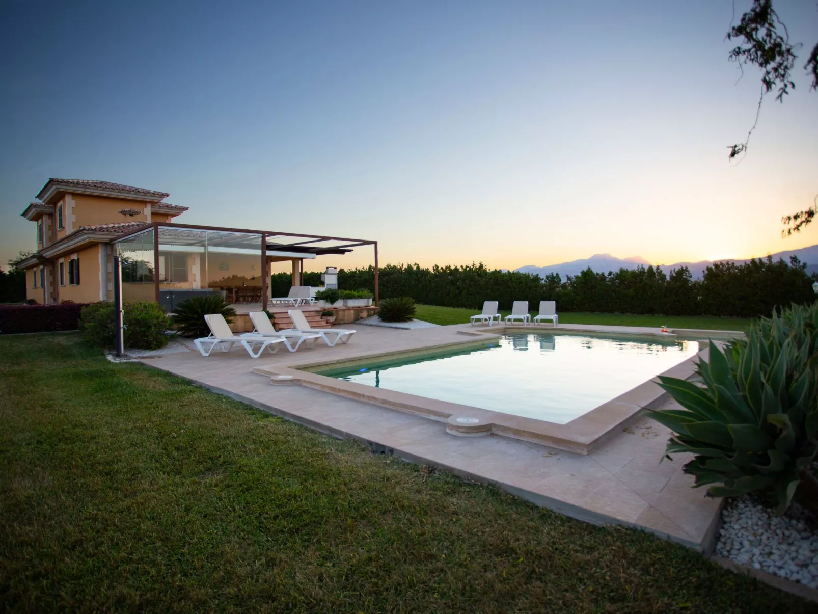 Can Vanrell, mit Schwimmbad, Jacuzzi und Rasenfläche.-Outside