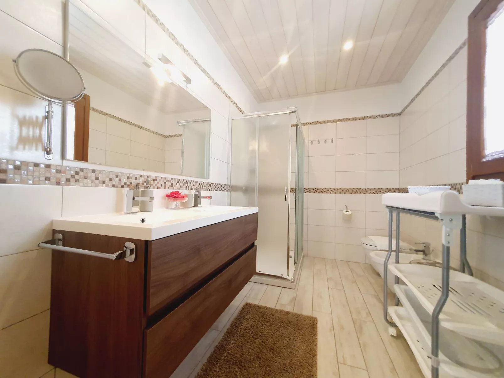 Elegantes Haus in der Nähe des Zentrums-Drinnen