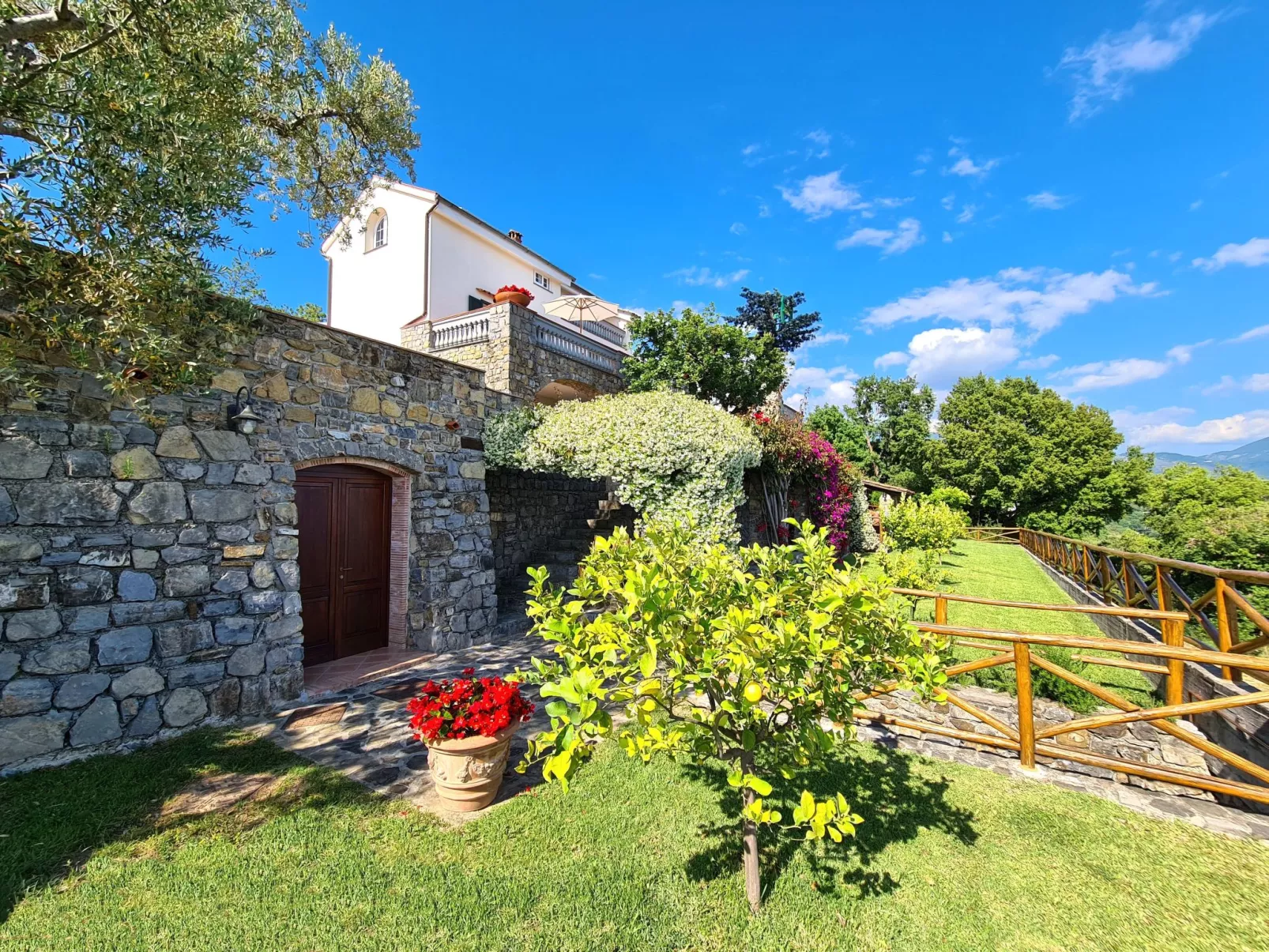 Traumvilla mit Panoramapool-Image-tags.info