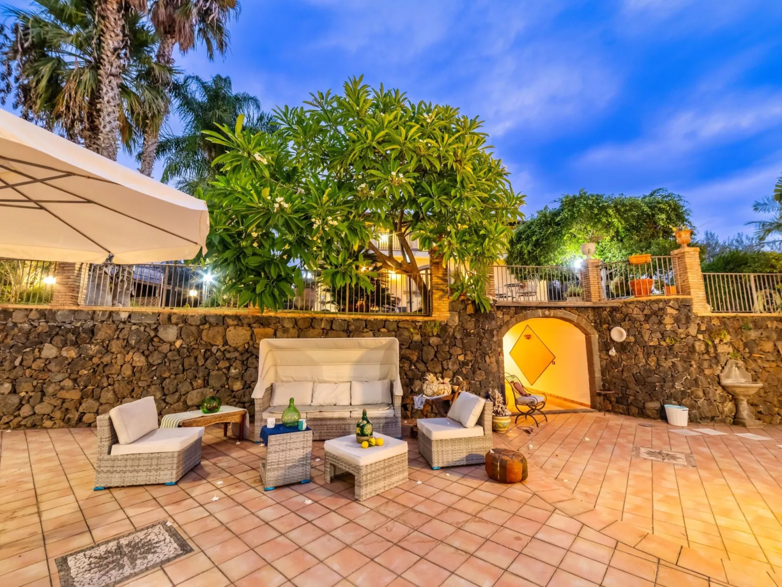 Für 10 Personen in Fiuefreddo di Sicilia, Sizilien (Ostküste von Sizilien)-Image-tags.info