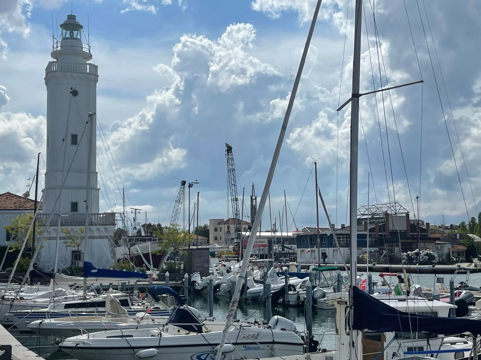 Flacher Strand und Zentrum, Privatparkplatz-Dehors