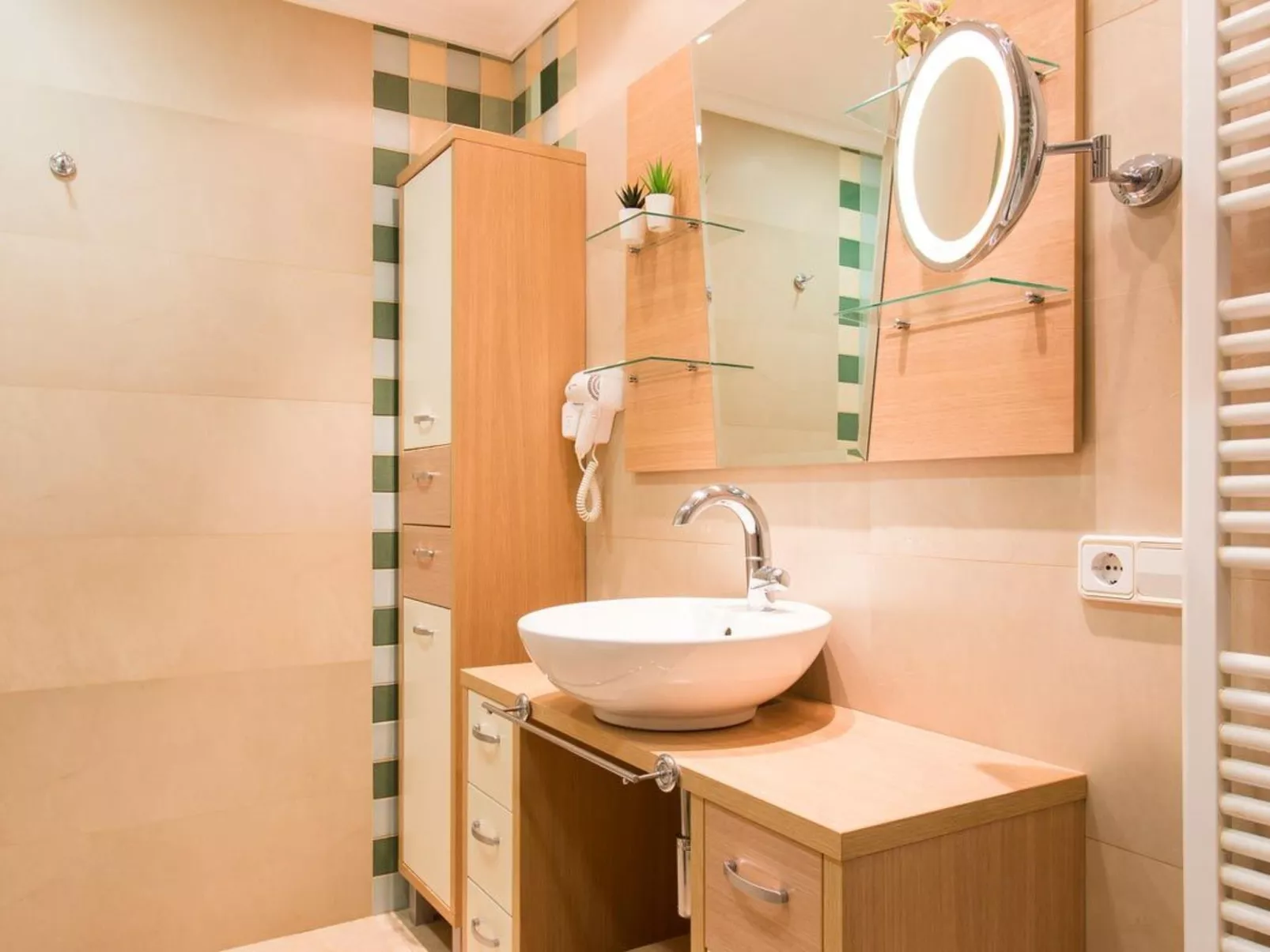 Haus mit privatem Pool, Garten und privatem Parkplatz-Image-tags.info