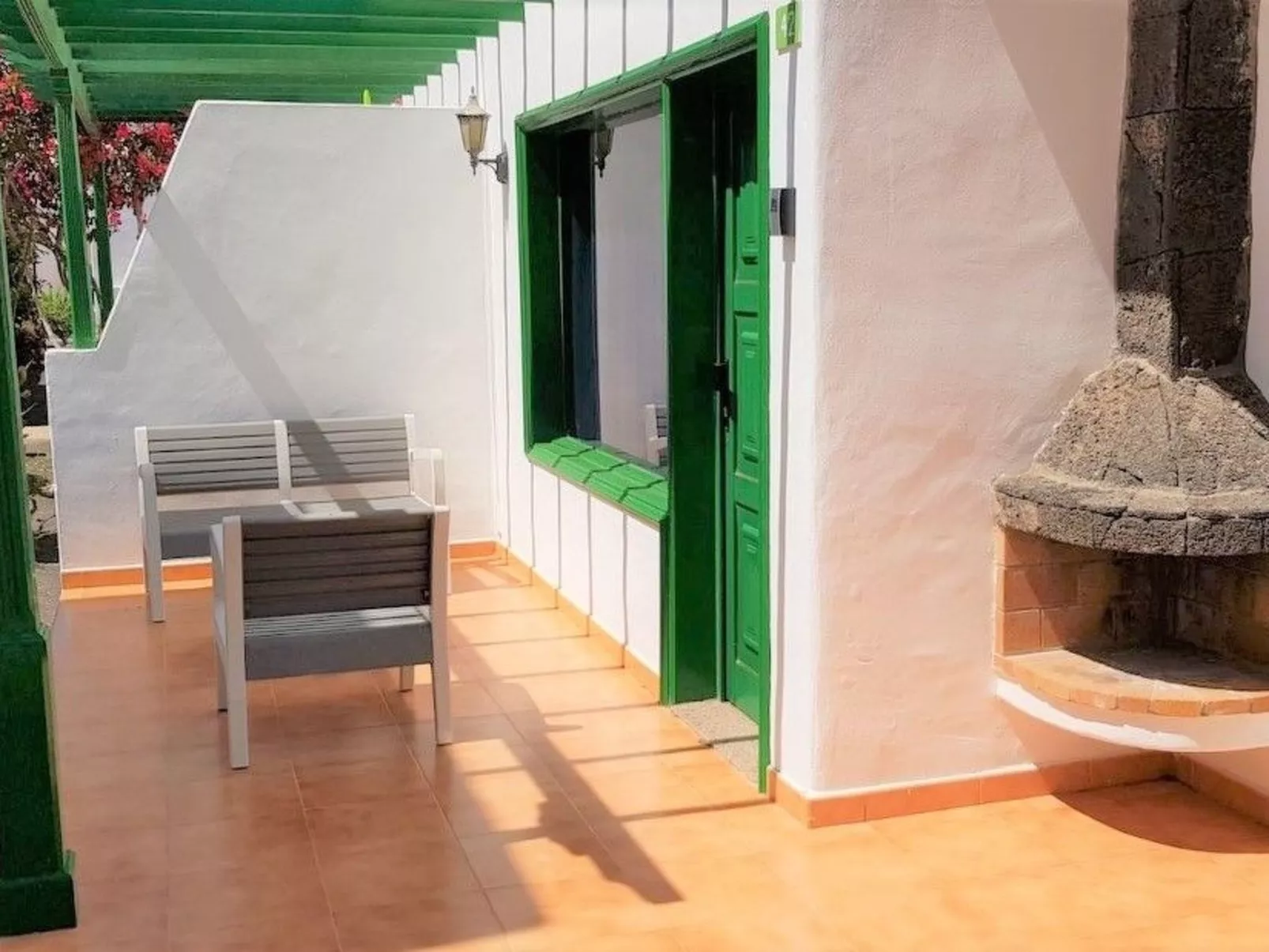 Wohnung mit Terrasse für 2 Erwachsene und 1 Kind-Draußen