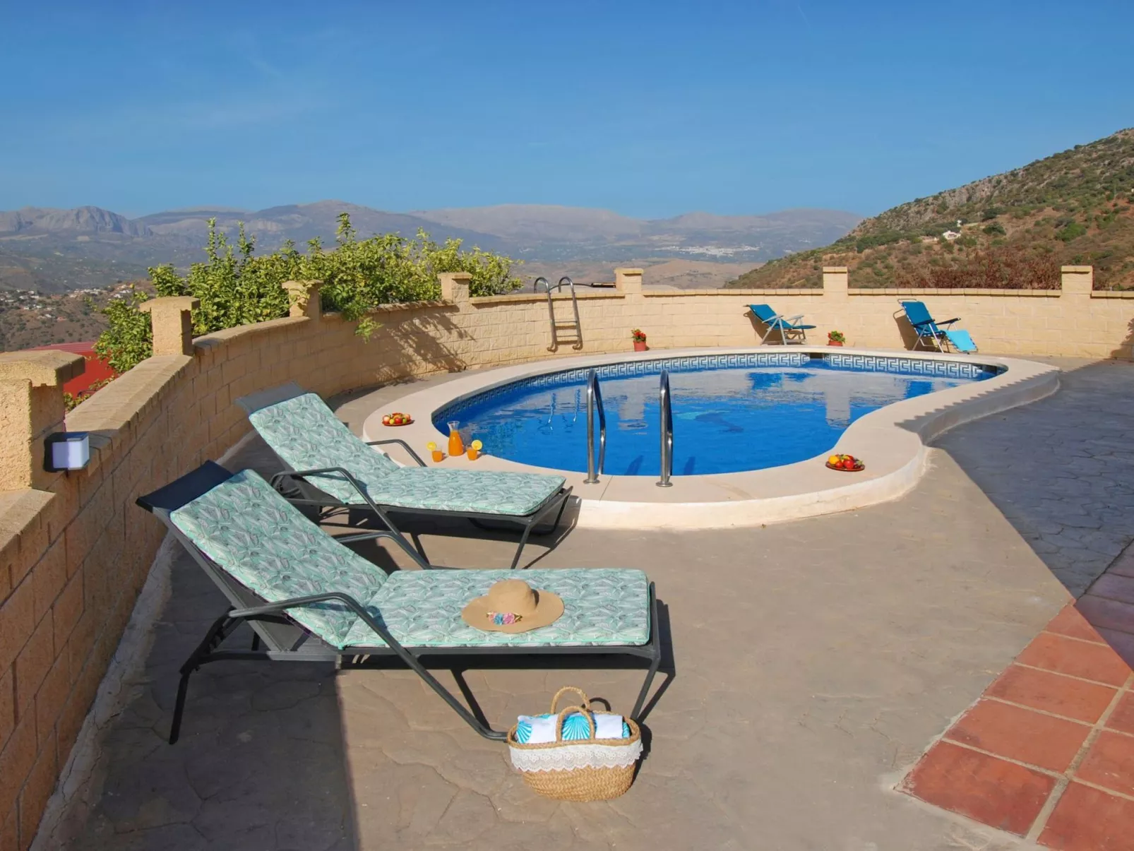 Finca auf einem eingezäunten Grundstück-Dehors