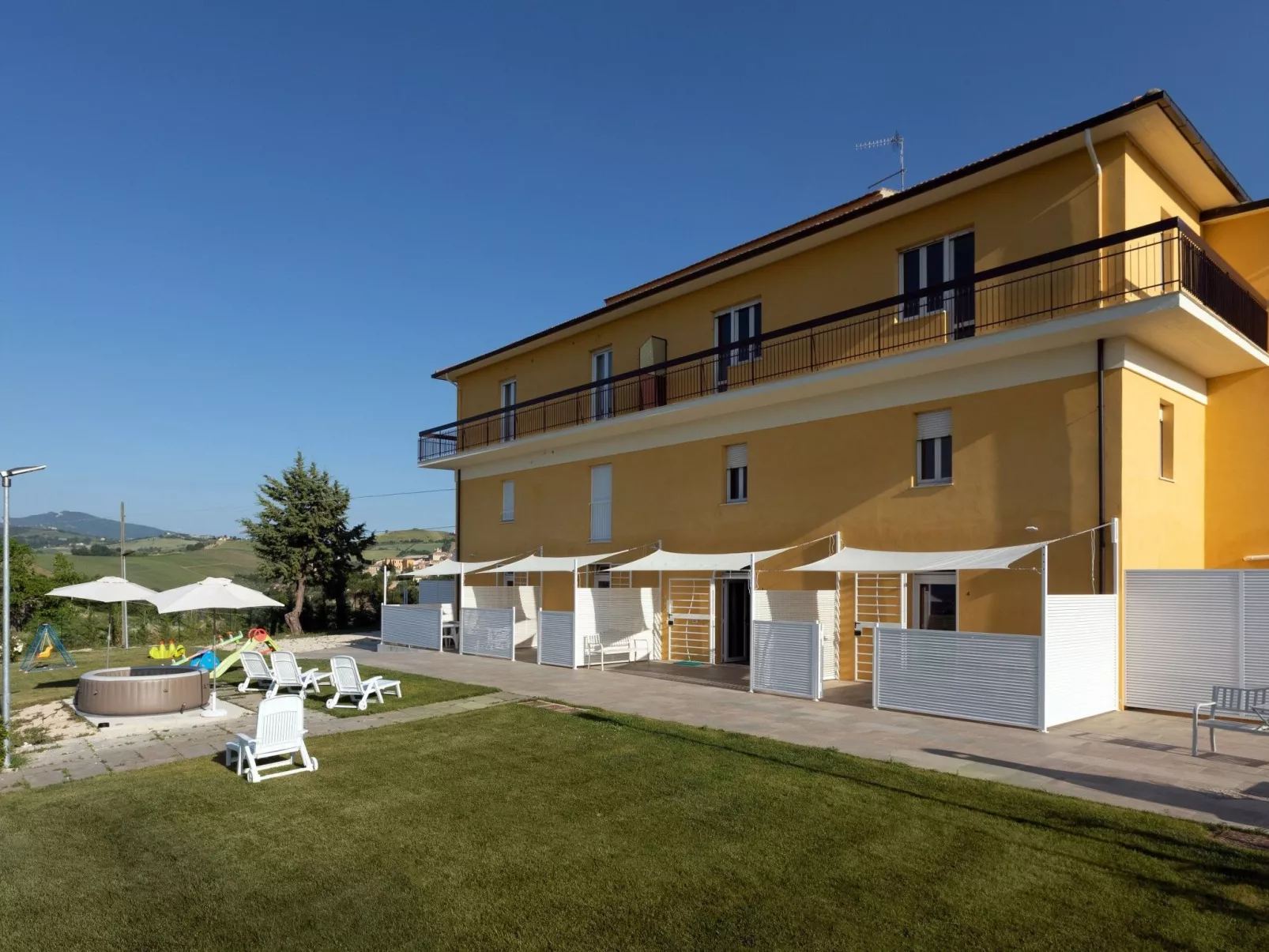 Residenz Borgo Offida mit großem Garten-Outside