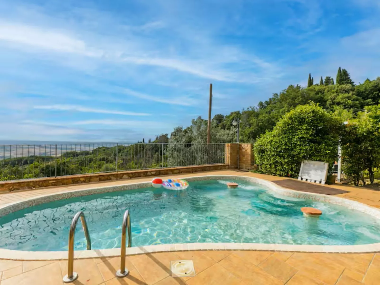 Zweizimmerwohnung mit Schwimmbad und Garten zur alleinigen Nutzung-Draußen