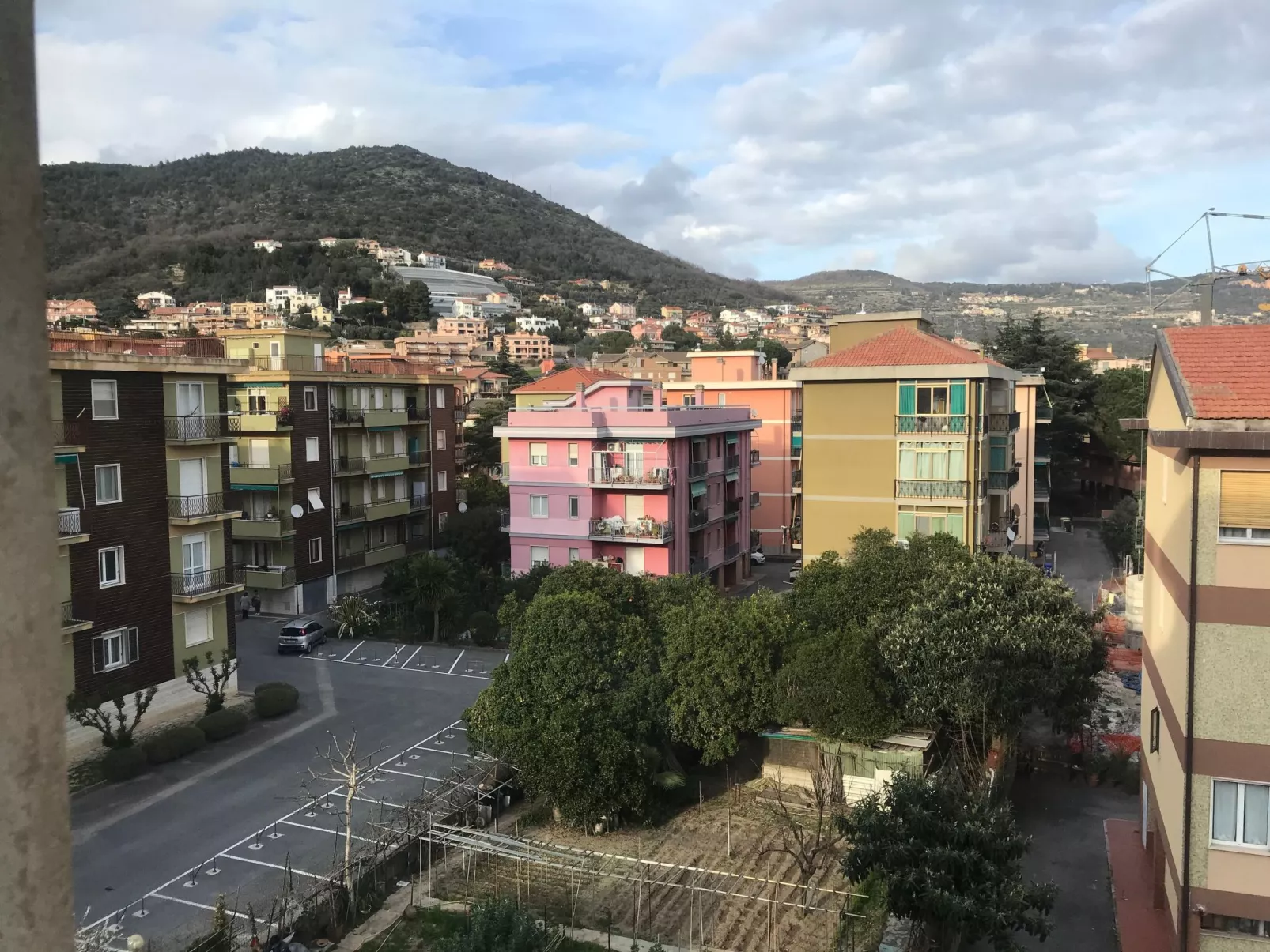 'White' mit Balkon-Draußen