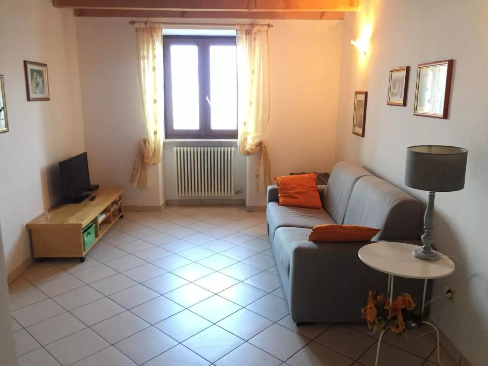 Mit Blick auf das Wasser-Drinnen